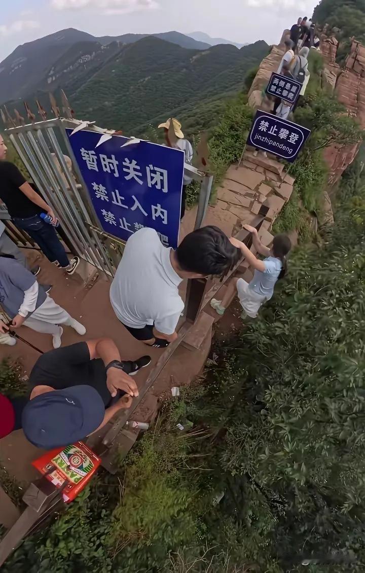 游客:来都来了得想办法进去看看。阎王:好的，等你哟