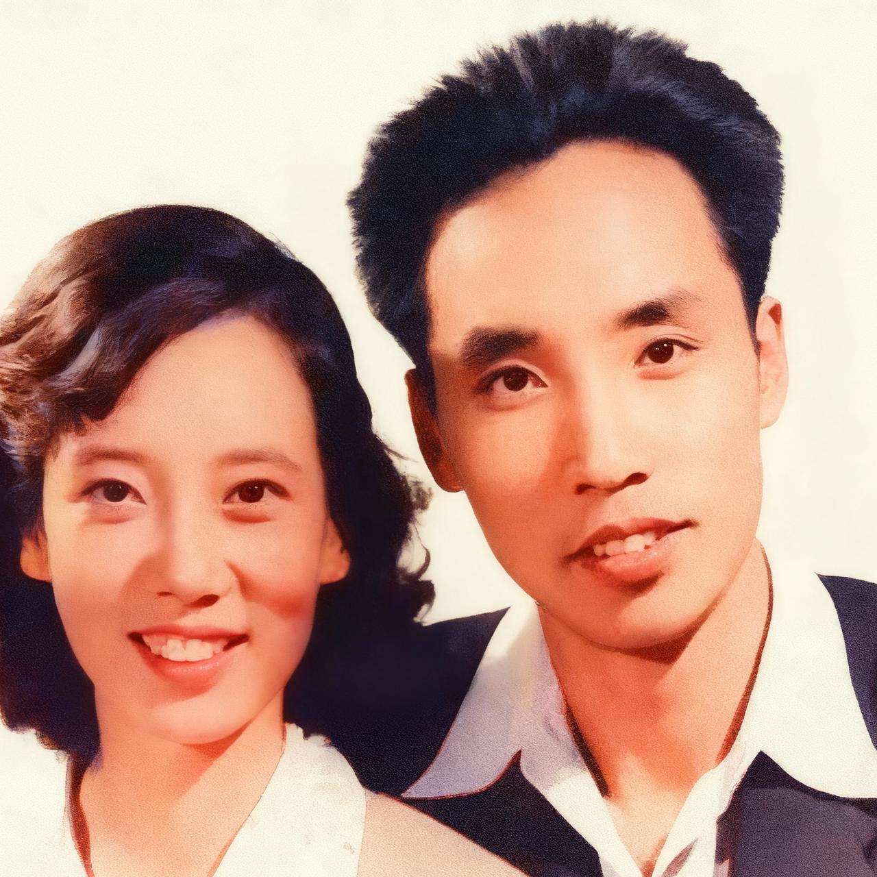 50年代，葛优的母亲施文心、父亲葛存壮，一张温馨的结婚照，她是四川女孩，也是难得