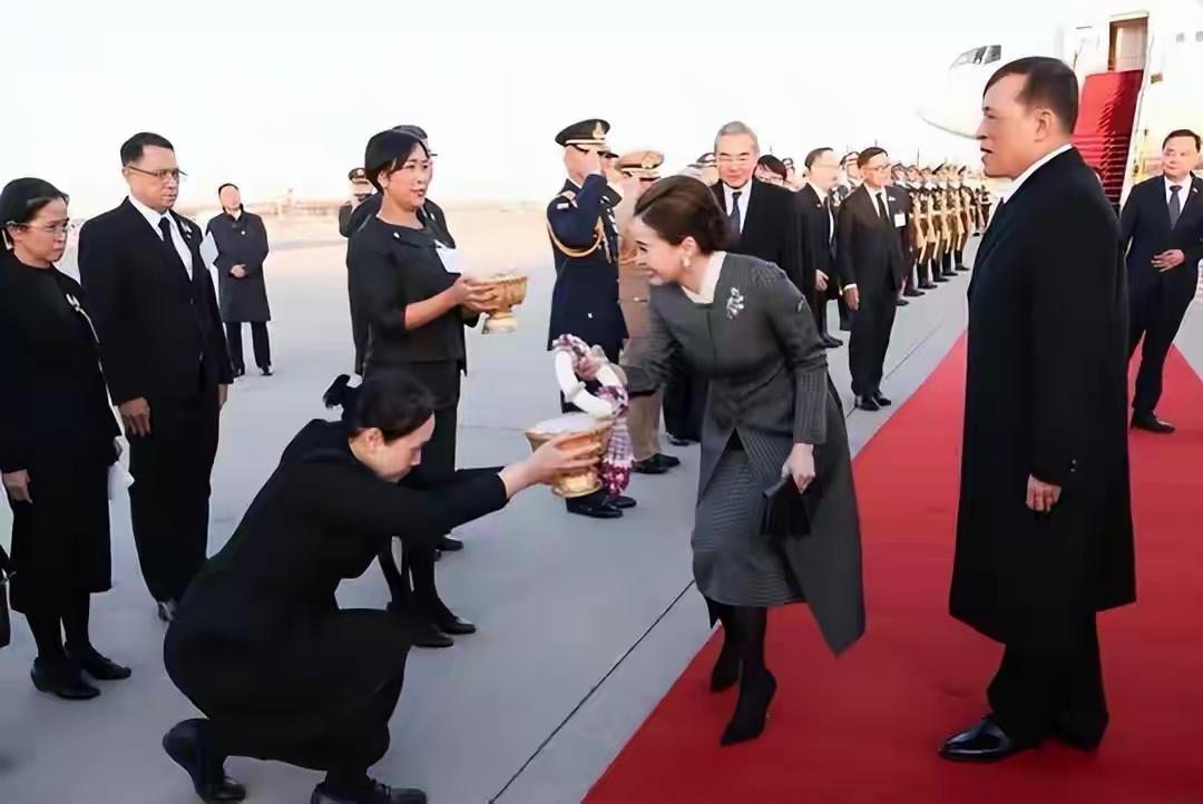 不要误会，在机场屈膝递花的，是泰国人，泰国驻华使馆工作人员。人家已经很收敛了，要