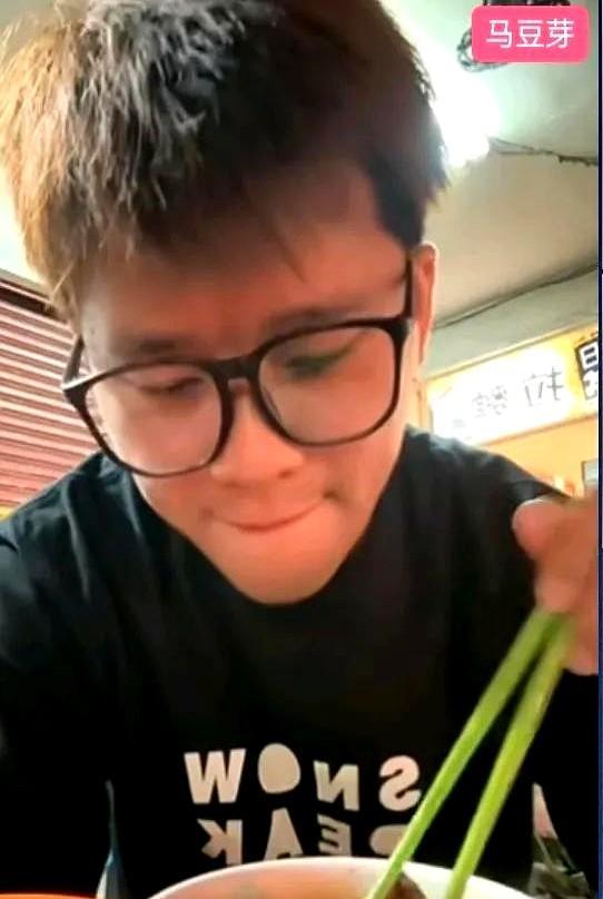 刚刚，葛斯齐开播连线，透露两个消息！镜头前他全程抱着饭碗不撒手，筷子就没停过。