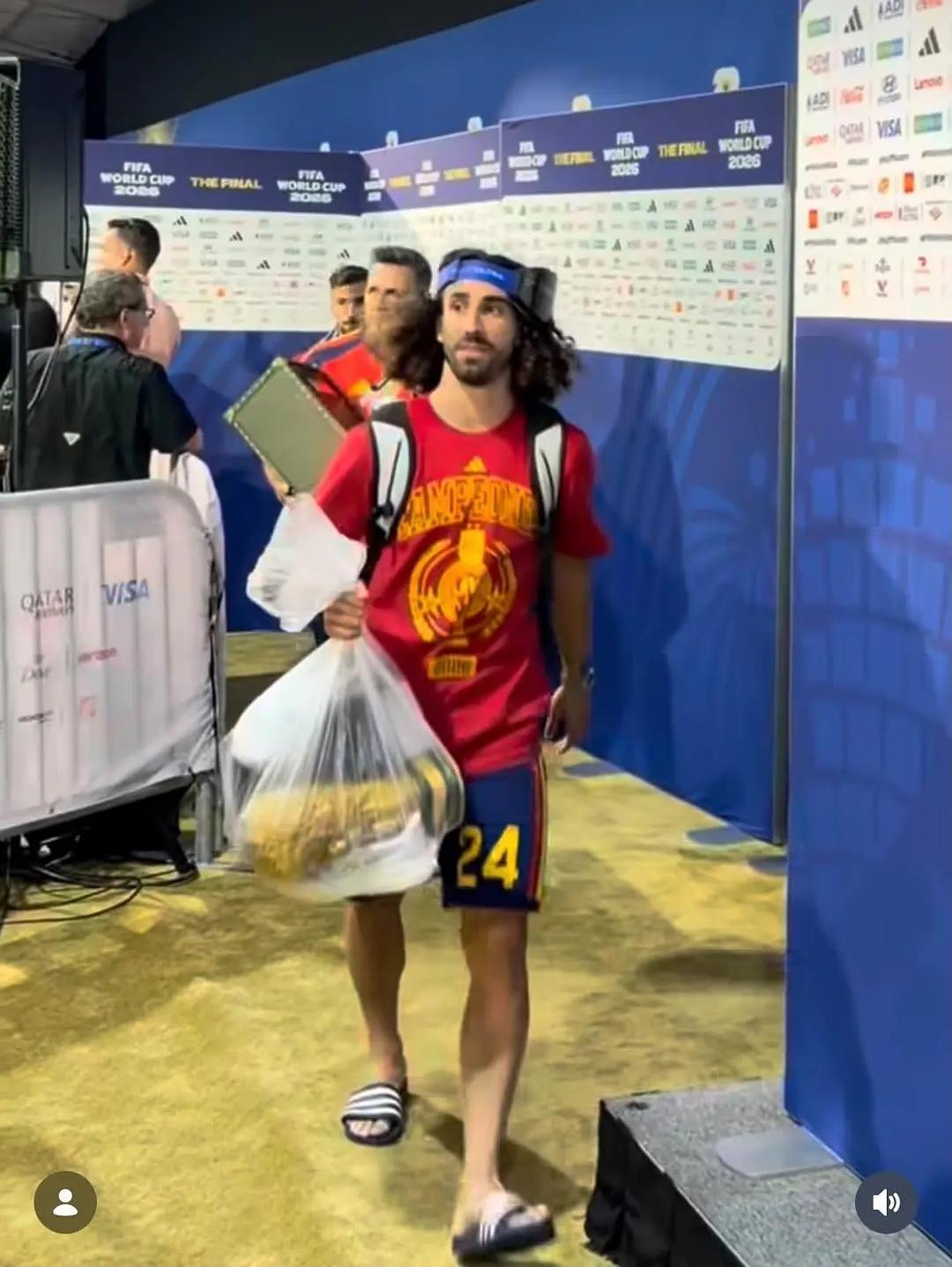 库库雷利亚也太松弛了吧多少人梦寐以求的大力神杯，他穿着拖鞋，直接放到塑料袋里掂走