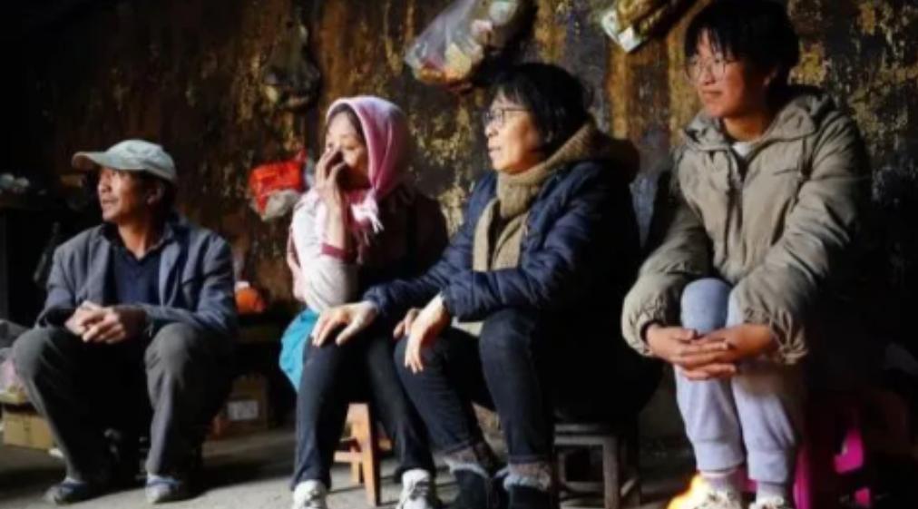 2009年，领导视察华坪女高，见学生只有青菜充饥、课桌破旧不堪，桌腿靠砖头勉强平