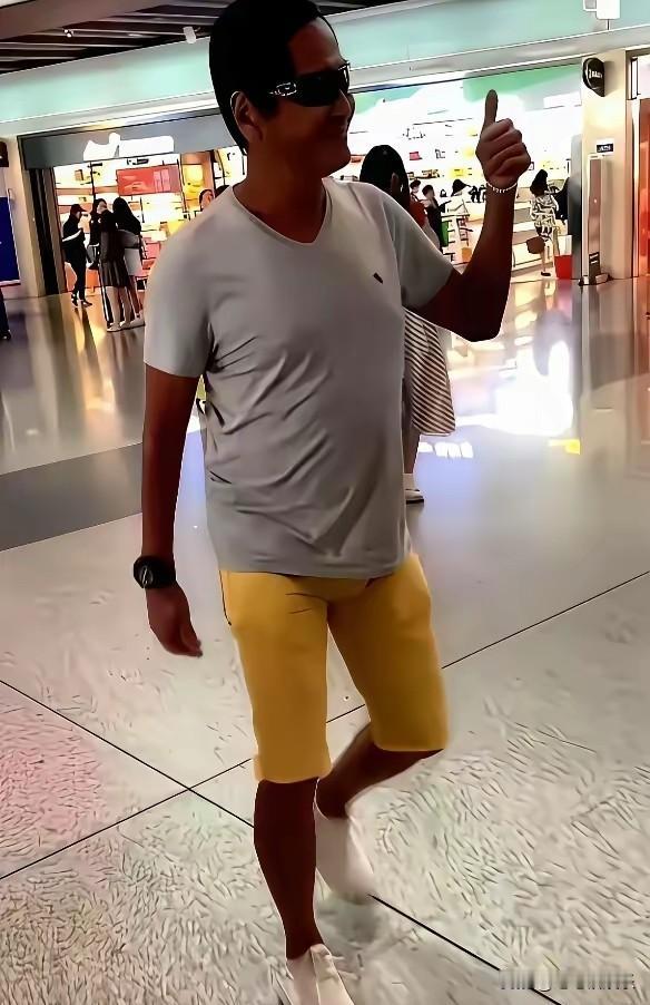 齐秦的穿搭老尴尬了！齐秦的《大约在冬季》当年火遍大江南北。一头长发，叛