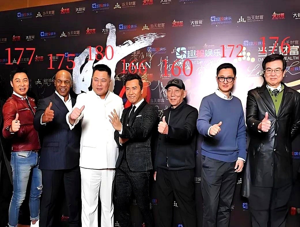 老一辈武打巨星里，唯一能和李连杰媲美的也就甄子丹了，像颜值、武打套路两人都势均力