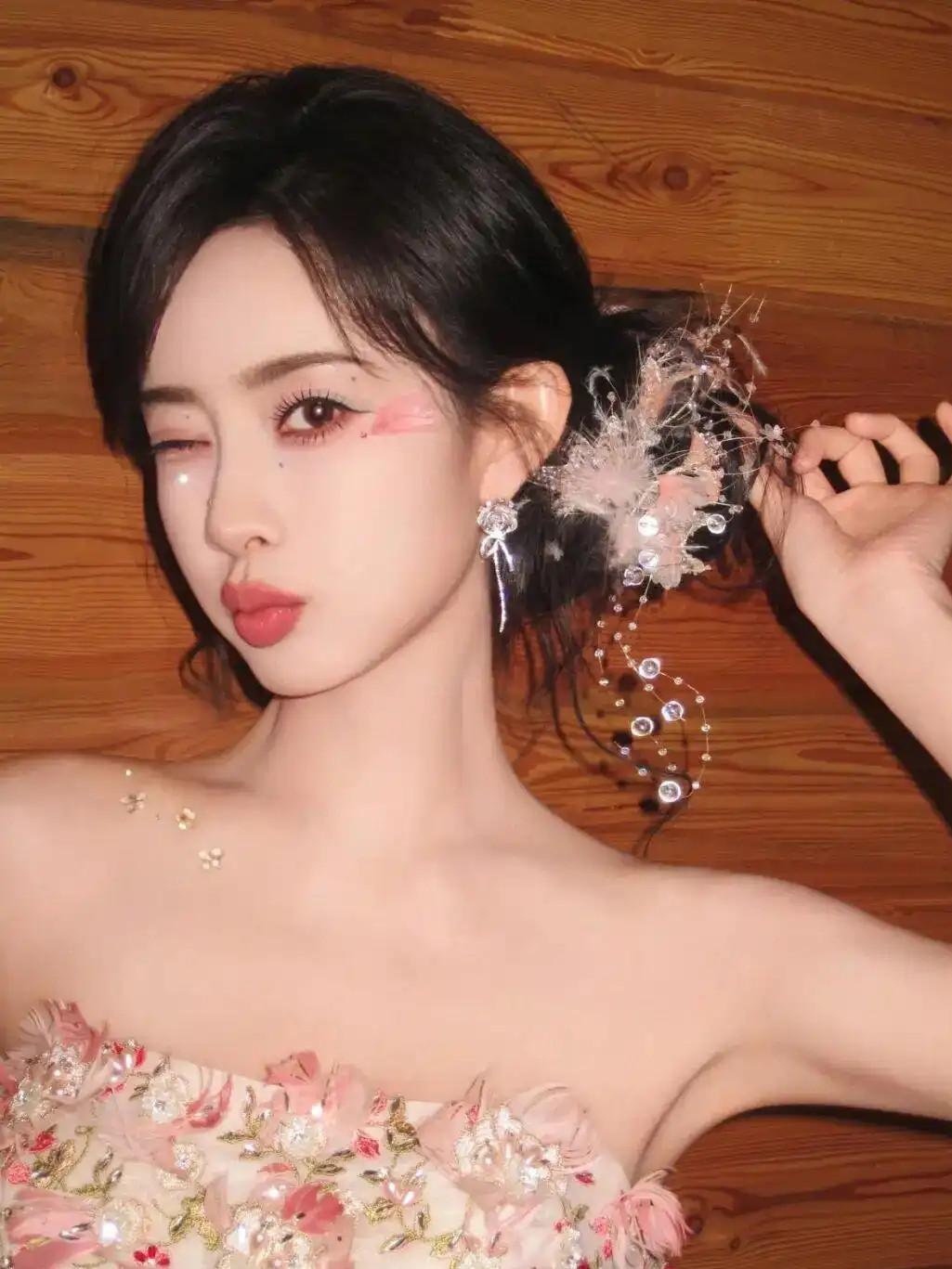 丁程鑫解释：这是单依纯改编版的《李白》。孟子义特别认真：她加这么多词，李白同意吗