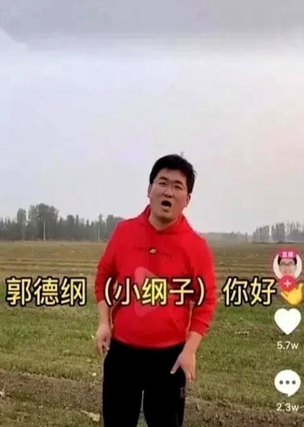 拥有500万粉丝的姜涛曾喊话郭德纲：“小刚子，我有18亩地，你有吗？”