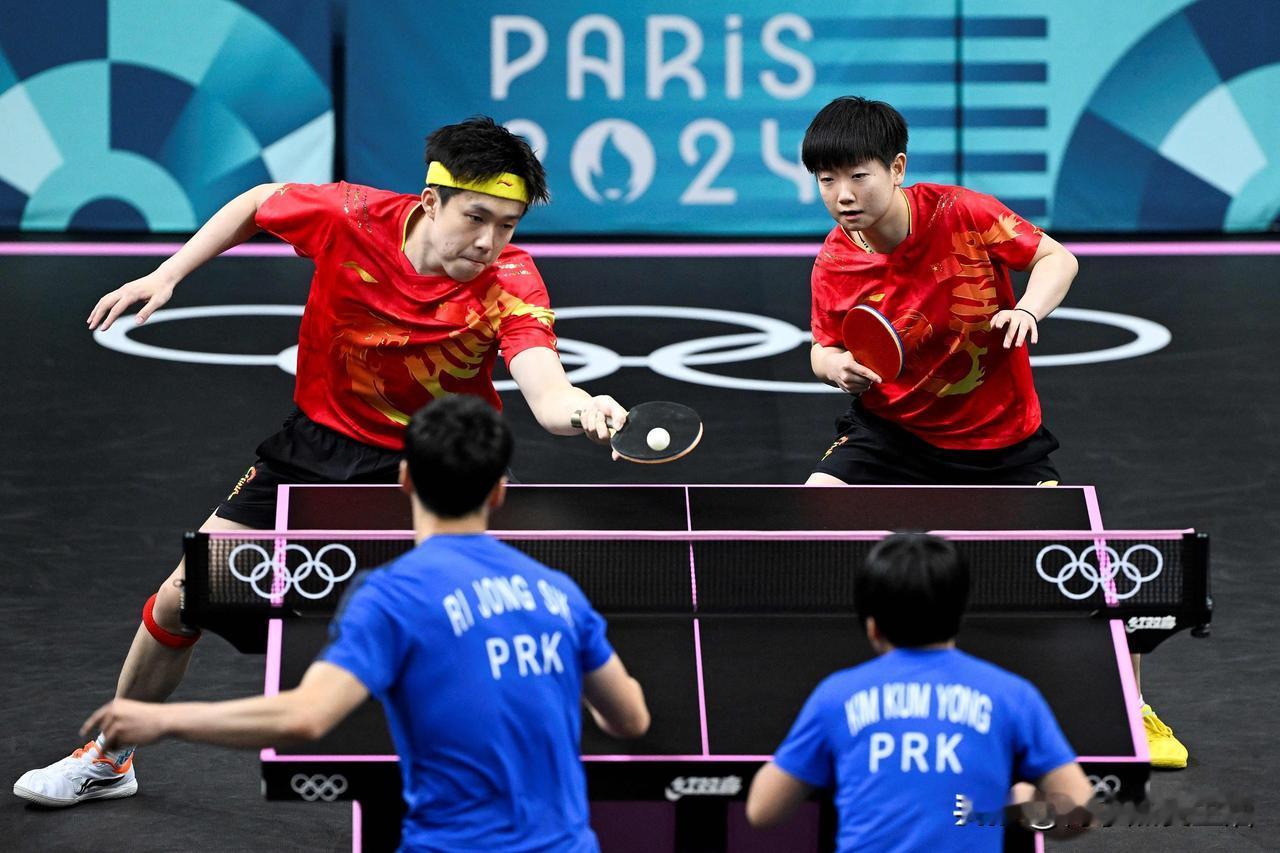 。赛场上，他是霸气侧漏的“大头”，反手暴冲、凌空补位，每一拍都势如破竹；她是灵