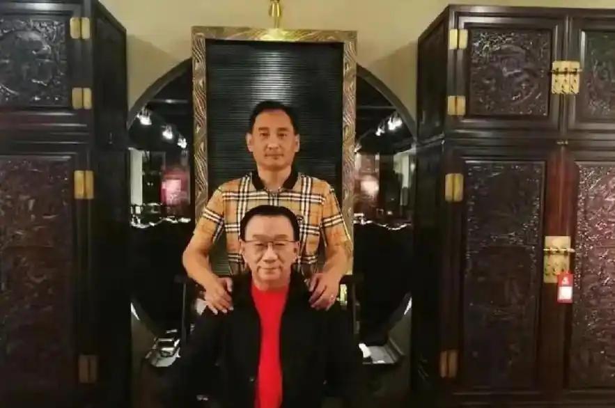九月十八号那天，侯耀华一份《告弟子书》直接把跟了自己十三年的谢雷连根拔了。师徒