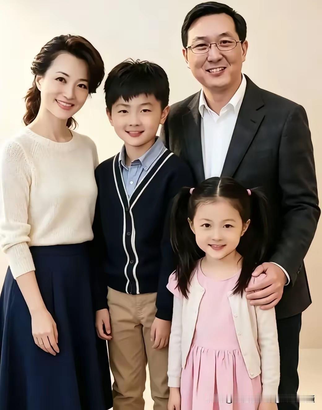 董卿全家福，满是人间烟火的温暖。家人相伴，和睦喜乐，其乐融融。愿家和万事兴，日子