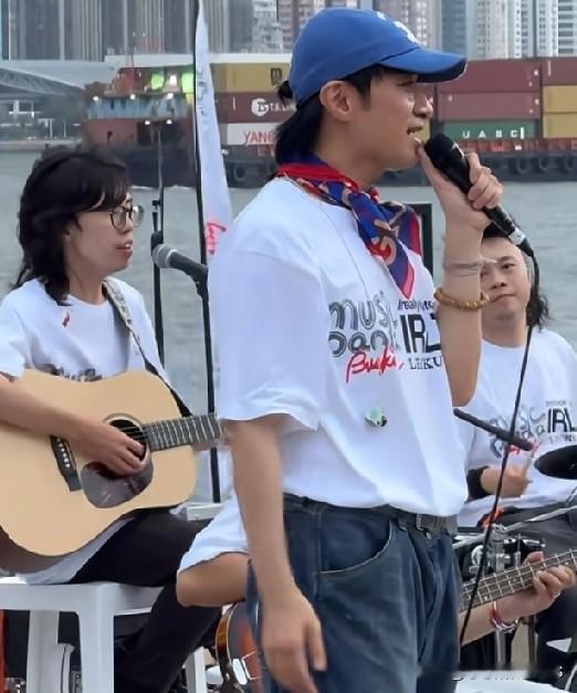 古巨基都已经51岁啦，状态看上去着实很年轻呢！他最近裤子与鞋子的搭配真的有点让人