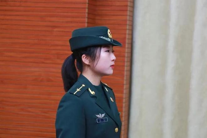 军校毕业生不再授中尉，而是改授少尉。在过去很长时间，军校本科学员毕业时，定副