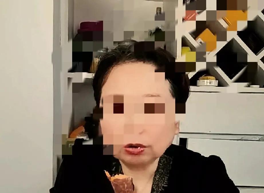 老度否认去过九江拜佛，看望过小青年。她说旅游的时候只是过路那里，但没有下车。老