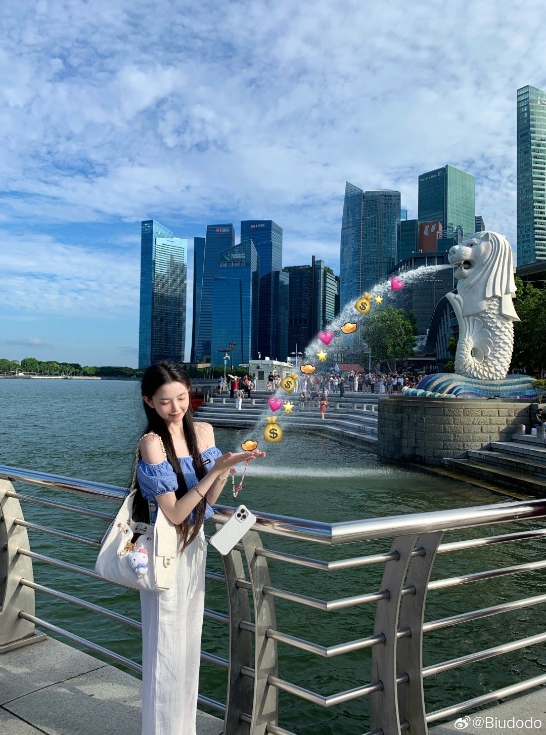 思慕社字母她走后第三个月，他开始养她窗台那盆绿萝。浇水时发现枯叶下藏着新芽，像