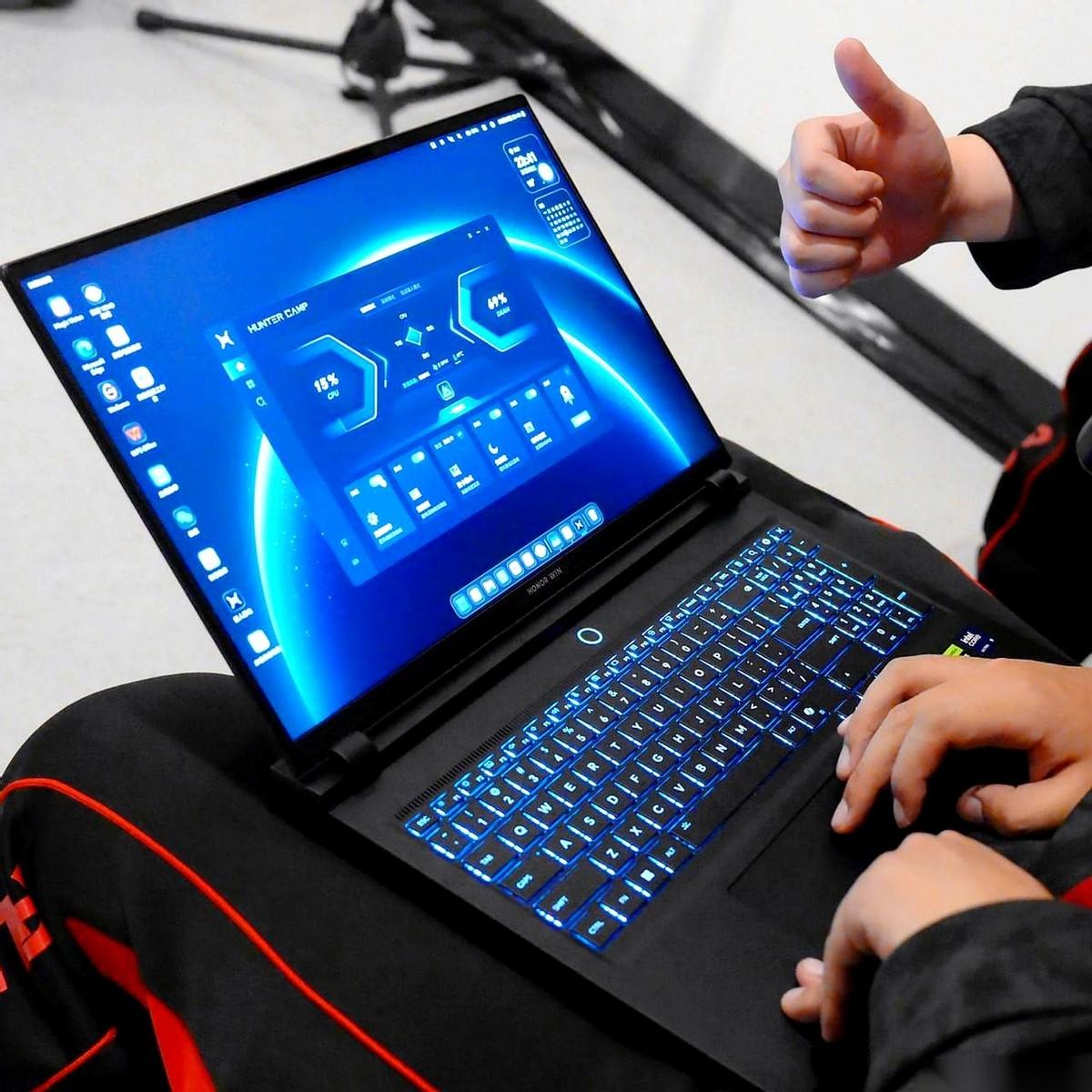 荣耀WIN游戏本就这么大喇喇地，出现在一个电竞战队的动态配图里。不是谍照，不是