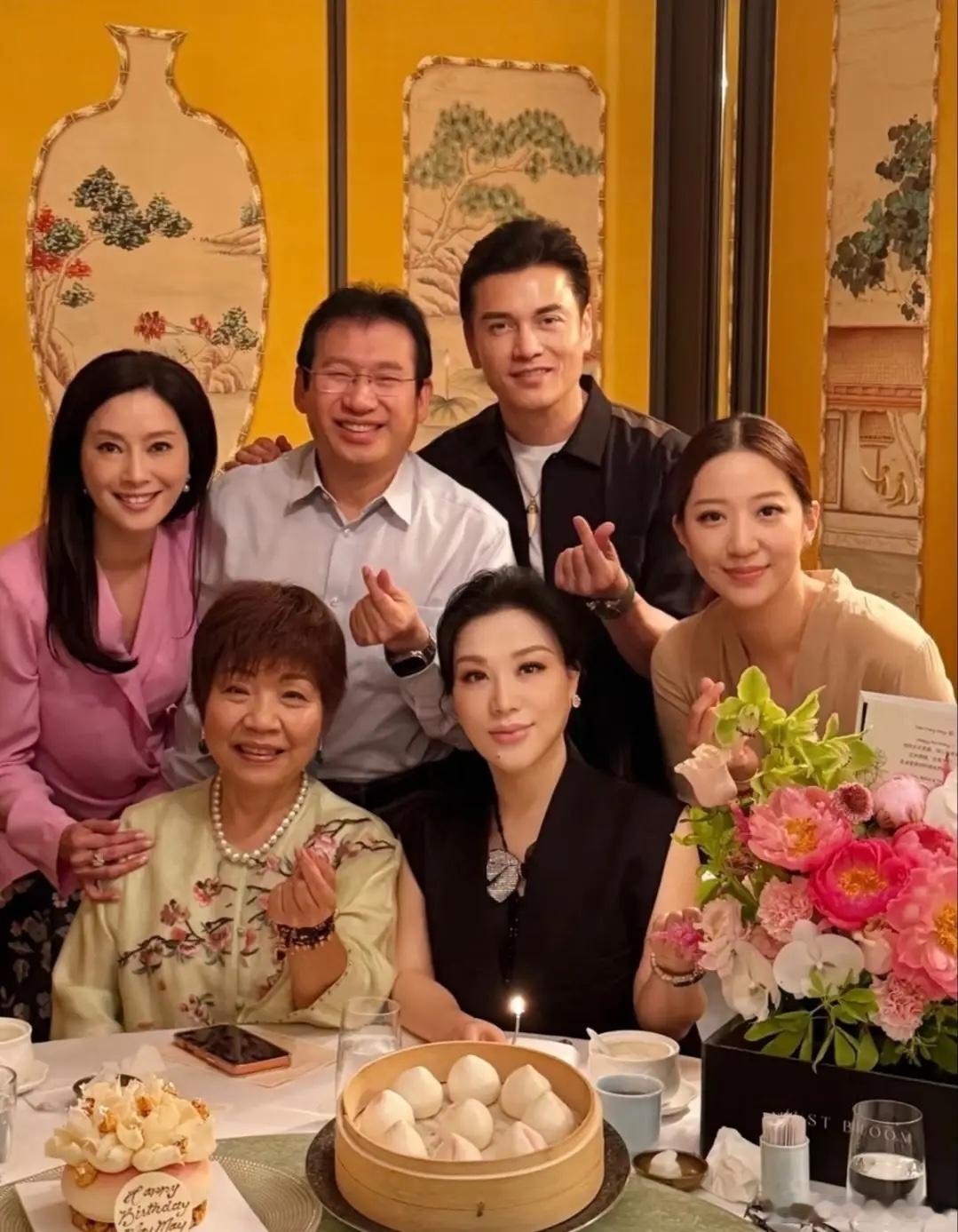汪圆圆出席吕良伟老婆庆生宴，张玉珊夫妇也在，都保养得很好！