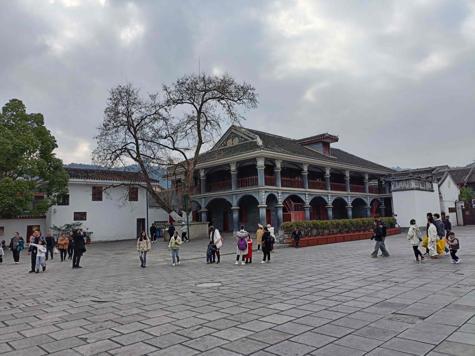 旅游旺季最怕亲戚来家里住又到了学生放假的旅游季节。每到这个时候，