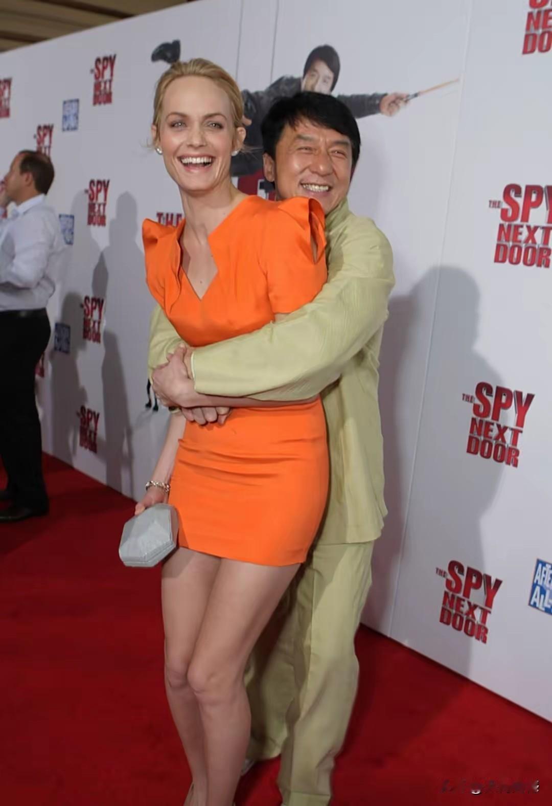 成龙大哥绝对是个真性情，敢于表达自己的内心情感，不在意别人怎么说，不在意别人怎么