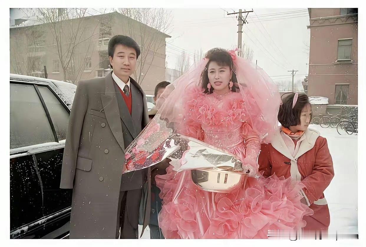 哇，这婚礼放三十年前绝对是“土豪”级别啊！粉色婚纱当时可太罕见了，一般人都穿红