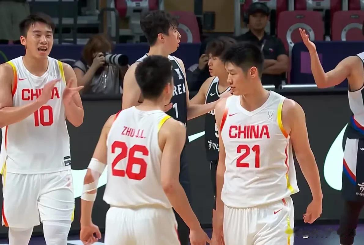 晋级四强！周琦大赞中国男篮1人：很喜欢和他一起打球，有他在球队防守提升一个级别。