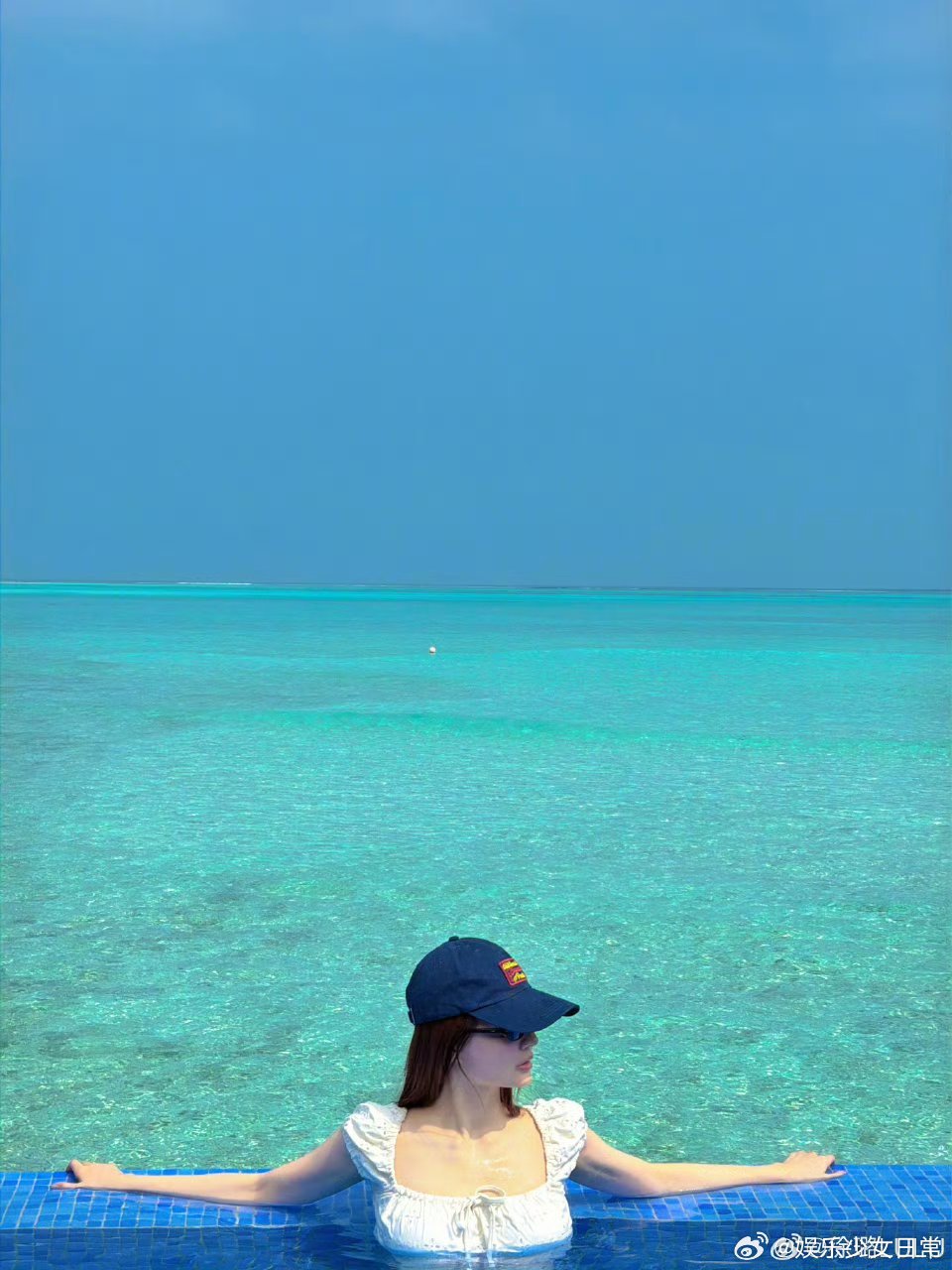 徐璐比基尼照“海蓝的很不真实”，但徐璐的腰是真的、腿是真的、妈生脸也是真的。这届