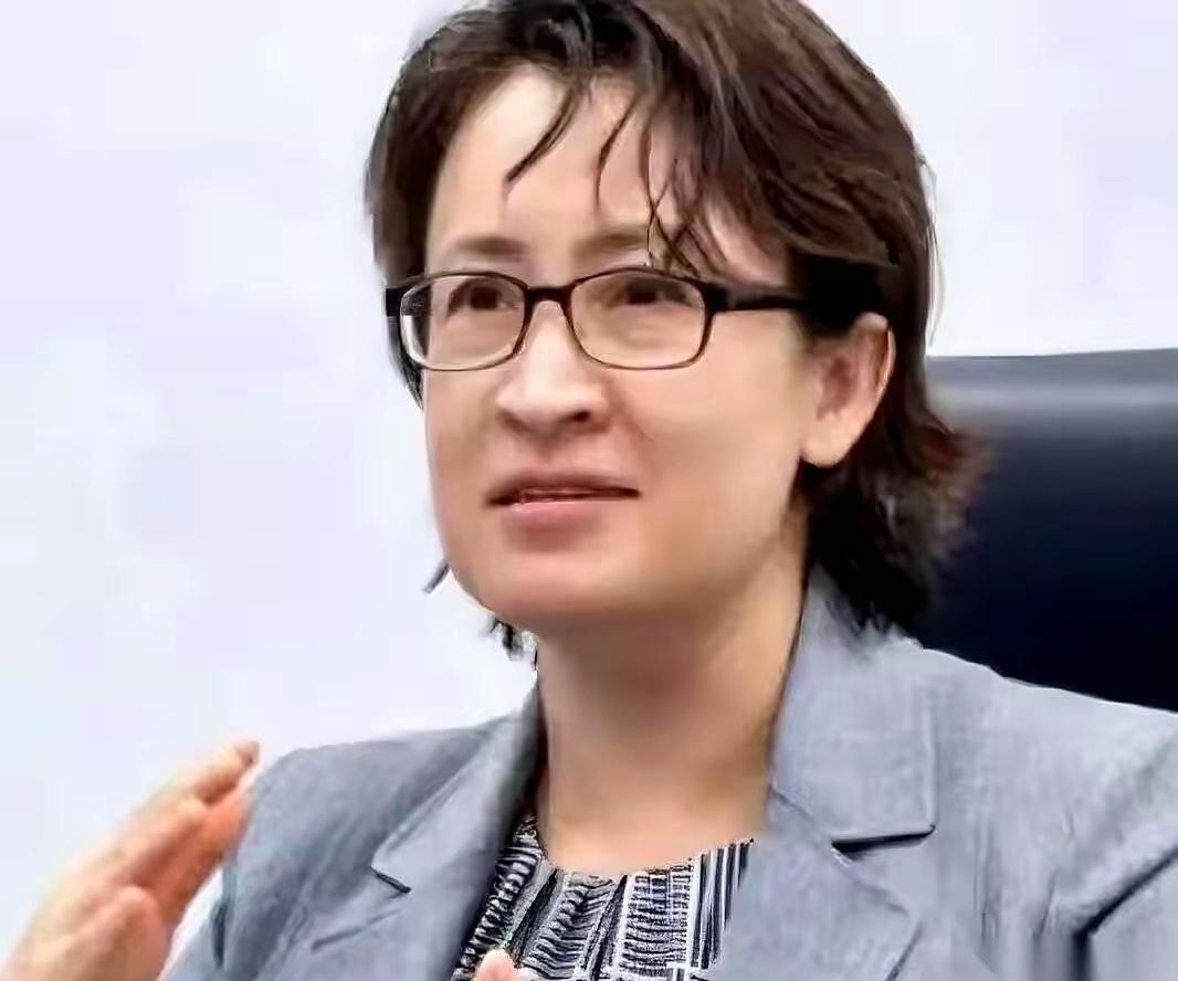 黎智英那事儿一落定，所有人的镜头，唰一下，全对准了萧美琴。萧美琴马上跳出来表