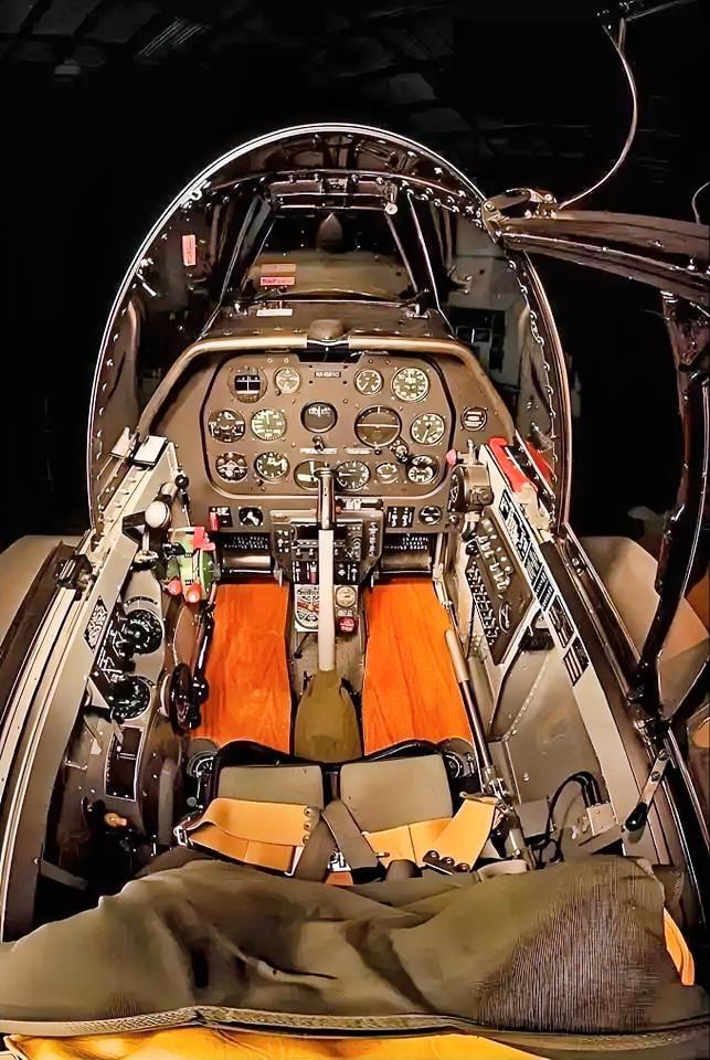 P-51C“野马”战斗机的座舱设计非常具有时代特色，它代表了二战中后期单座活塞式