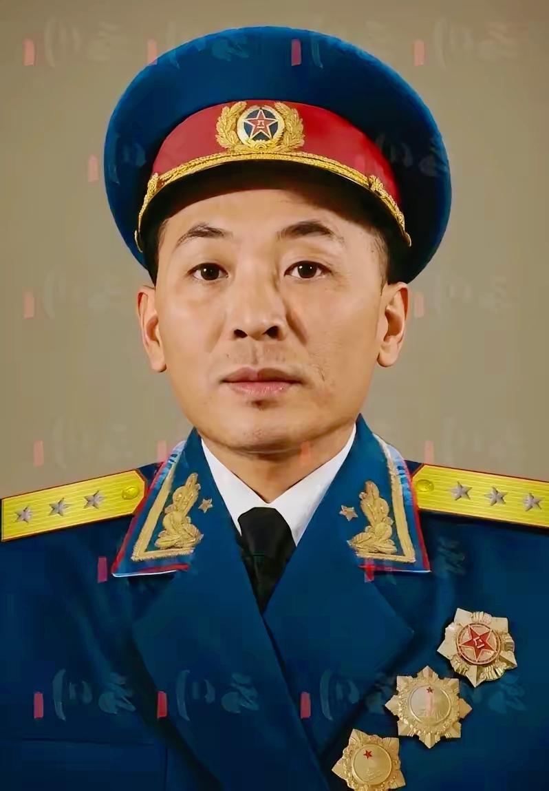 1935年，红军师长写好投降信准备带全师投敌，21岁政委连夜拍桌：绑了！多年后，