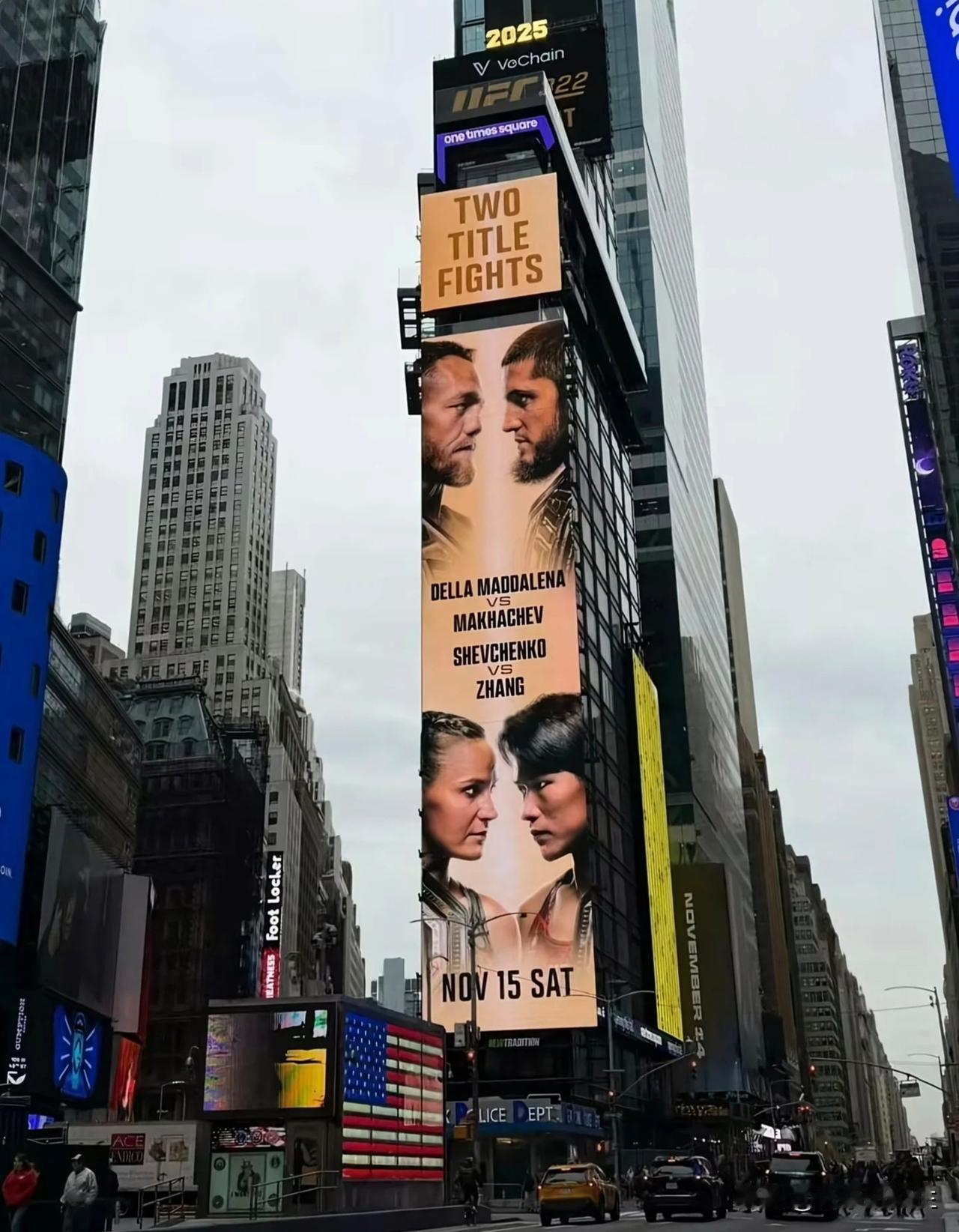 张伟丽的照片登上了纽约时代广场的巨幅广告牌。这位从河北走出来的格斗选手，本周