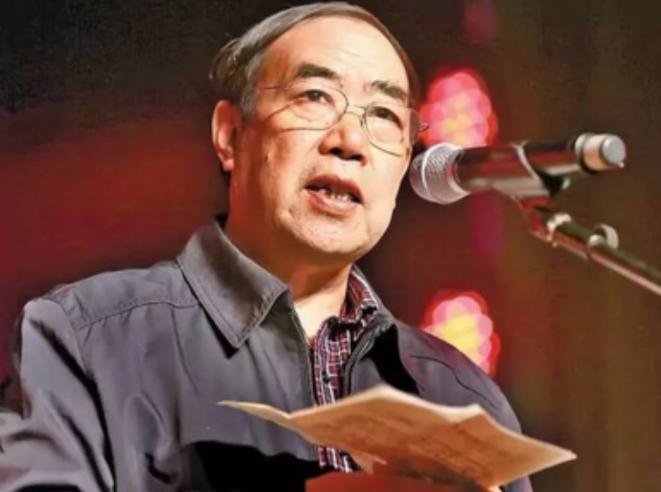 “流氓作家”贾平凹在复旦大学演讲，一位女学生质问他：“您好歹是个大作家，但除了写