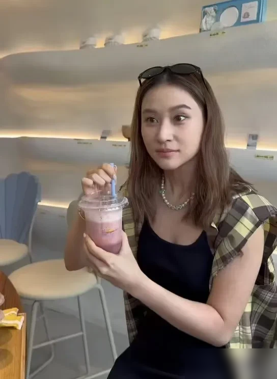 何超莲在阿那亚奶茶店被偶遇，网友第一反应不是她喝了什么，是她的身高。目测1.55米左右，皮肤倒是白得