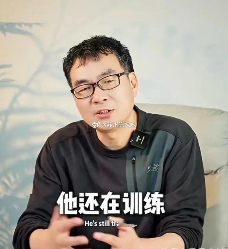 樊振东的欧洲队友弗朗西斯卡，一番话让人破防。他说：樊振东永远是训练馆第一个到的。