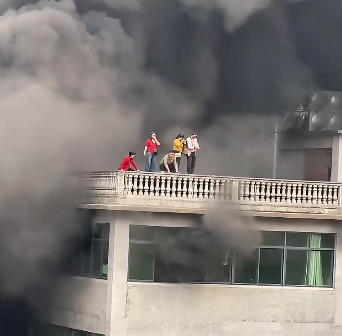 3月27日，福建泉州德化一小陶瓷作坊发生火灾，滚滚浓烟正在吞噬楼顶4名男女，