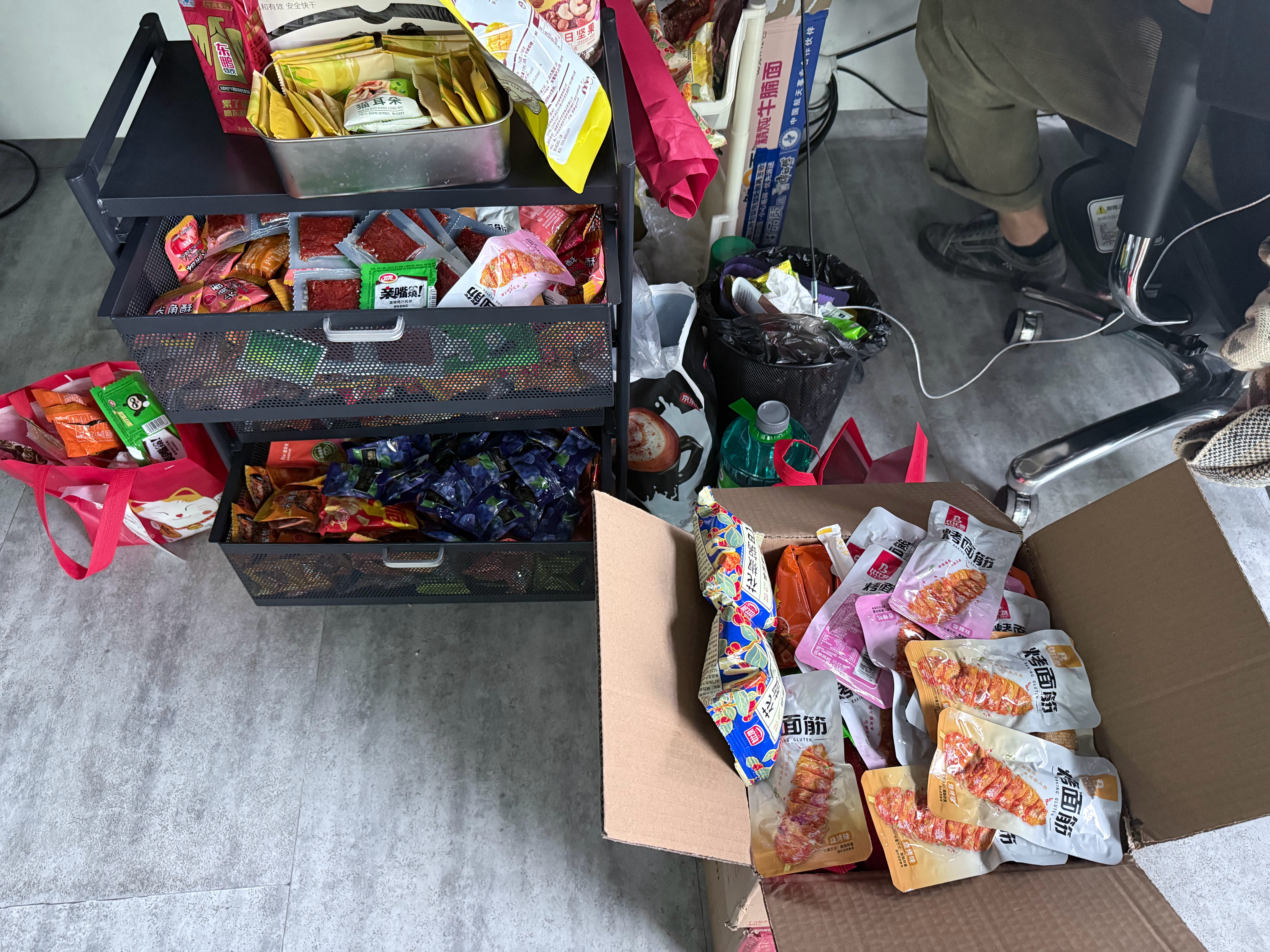 五旬老太出差的日子就得互相照顾了王老师怕我们吃积食了还给发了西梅鞠躬致