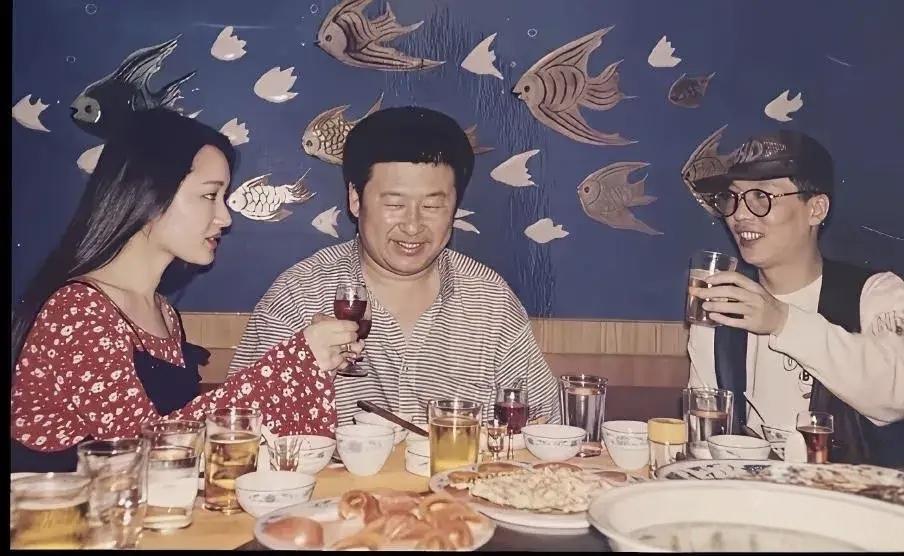 90年代，黑龙江，美丽的佳木斯市。当地电视台邀请做东，在一场演出结束后，在一家高