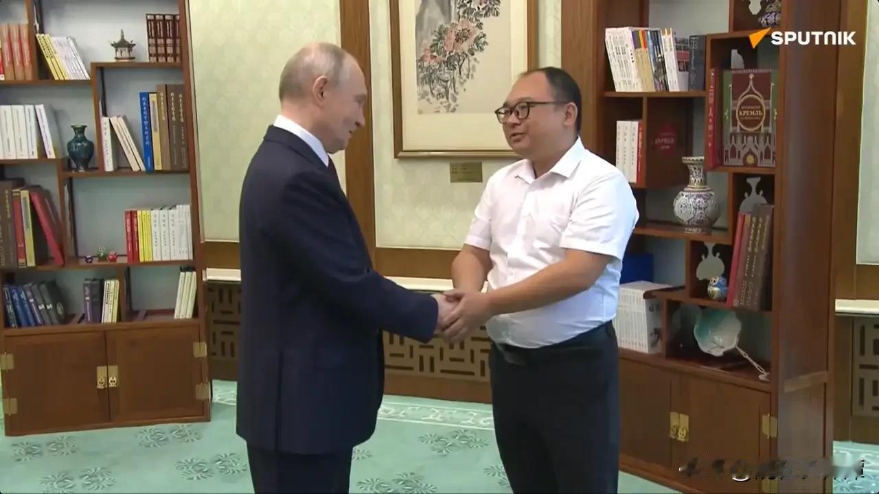 这位来自湖南的工程师太幸运了！很多年前一个意外的经历让他和普京总统合影。时隔这
