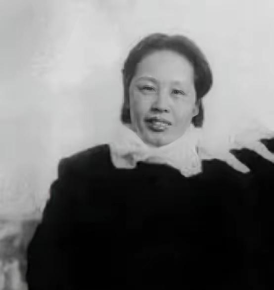 1949年，刘伯承听说原配还活着，并且日子过得很艰苦，就托人给她带信，想把她接到