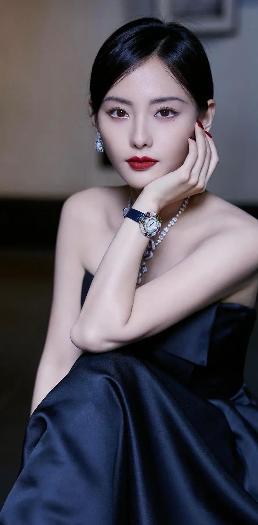 张嘉倪岁月不催美人老张嘉倪中式美学适配感越来越觉得很耐看了，就是说我真的很喜欢