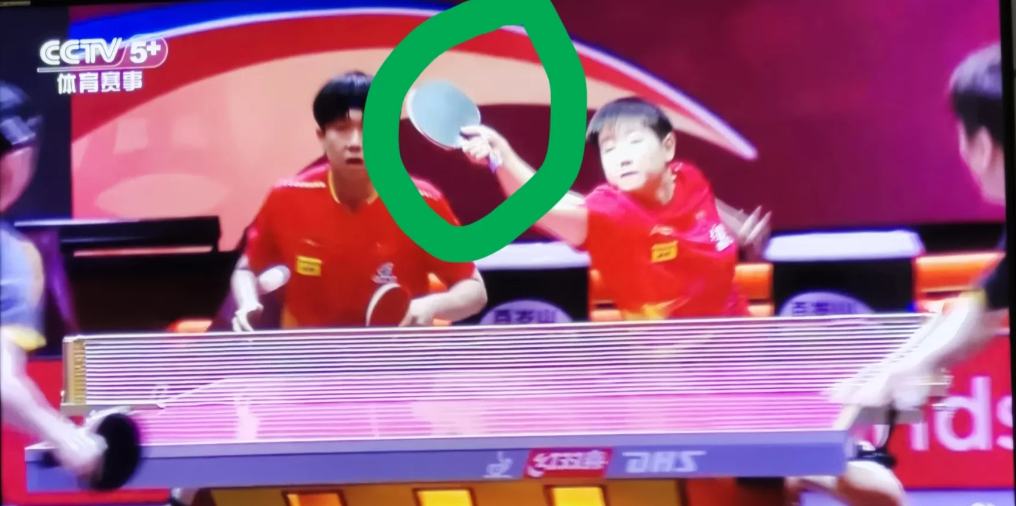 孙颖莎“四两拨千斤”赢下第一局。下午三点开始的“莎头”混双首秀，第一局9：5领