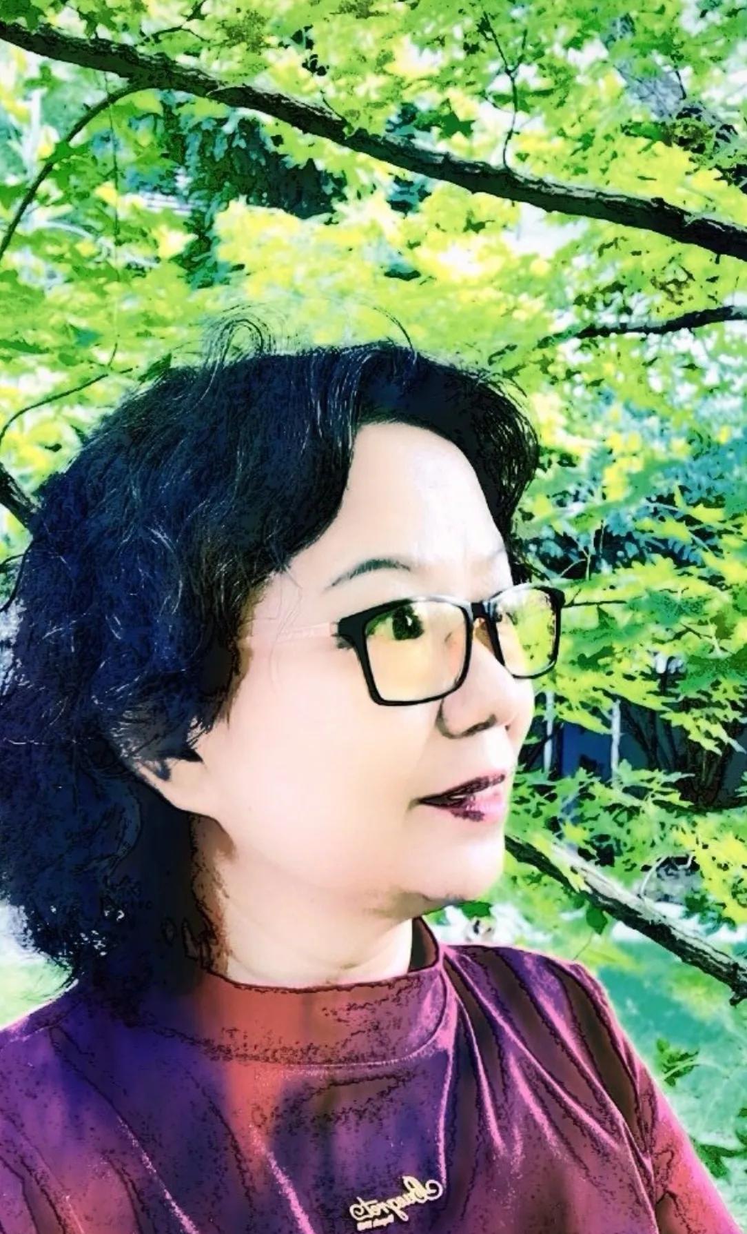 我羡慕。哪儿能不羡慕呢？同学趁着家里不忙，去了杭州，她儿子工作的城市。她背起