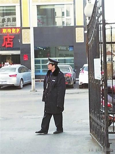 还有20来天就过年了，老年保安老吴说他们今天刚刚开了会，说他们保安队白班、夜班共