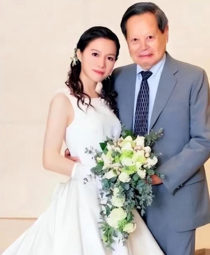翁帆低调生活，杨振宁遗产分配引争议，背后真相究竟如何？2025年10月18日，