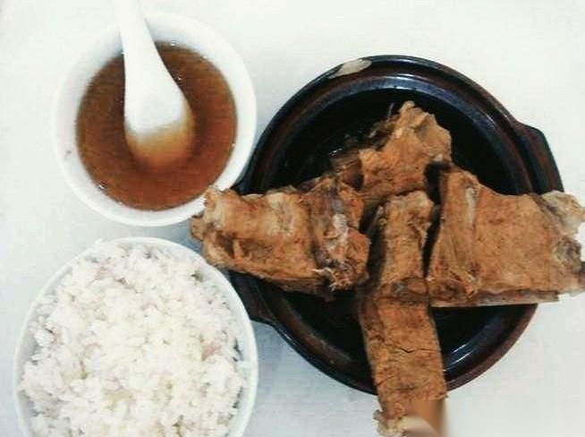 我跟你说，我亲眼见过一个快被孩子逼疯的妈，上一秒还面目狰狞，下一秒就变母慈子孝了