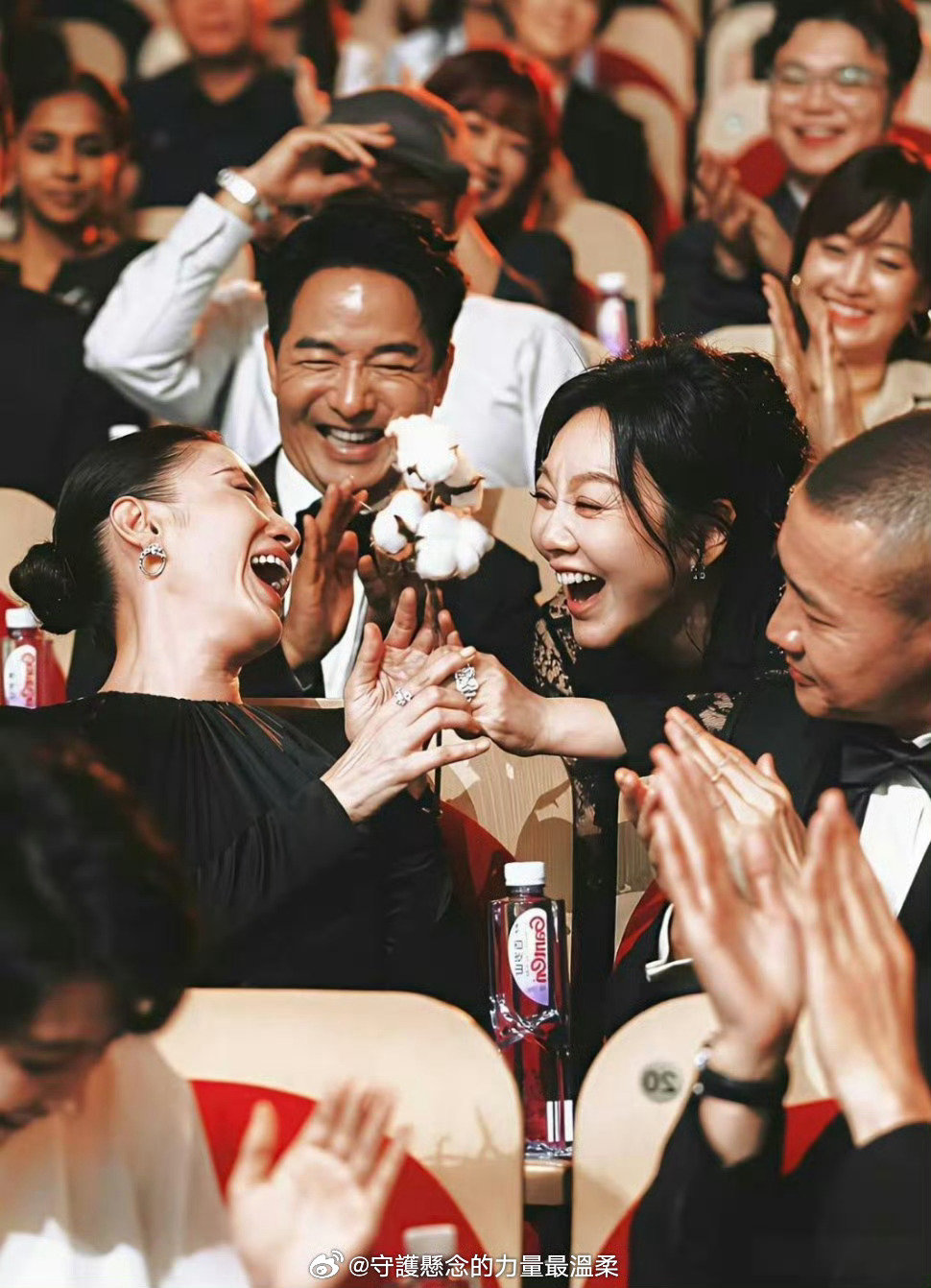 摄影师好会拍！这张照片真的可以封神了，宋佳拿下白玉兰最佳女主后，最戳心的不是奖杯而是闫妮递过来的那朵
