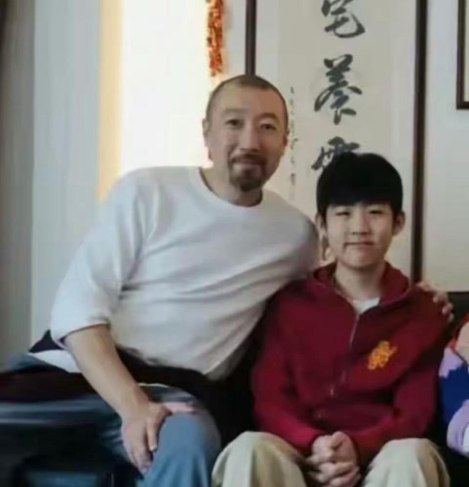 陈慧琳富豪老公52岁像70岁同框像两代人俩儿子长相普通没有星味但很乖