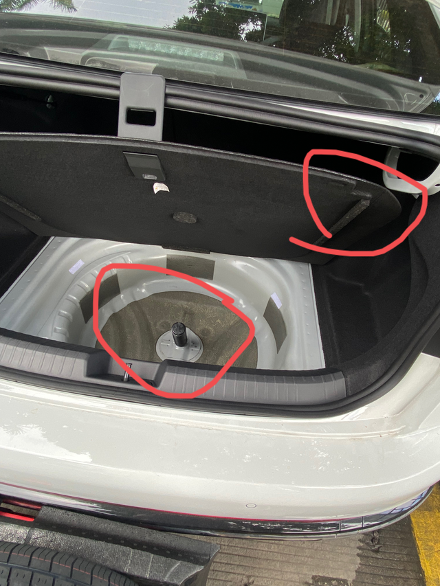 后备箱打翻了一瓶水泡了大概24小时才发现，发现时红圈处有少量积水，目前已经清理