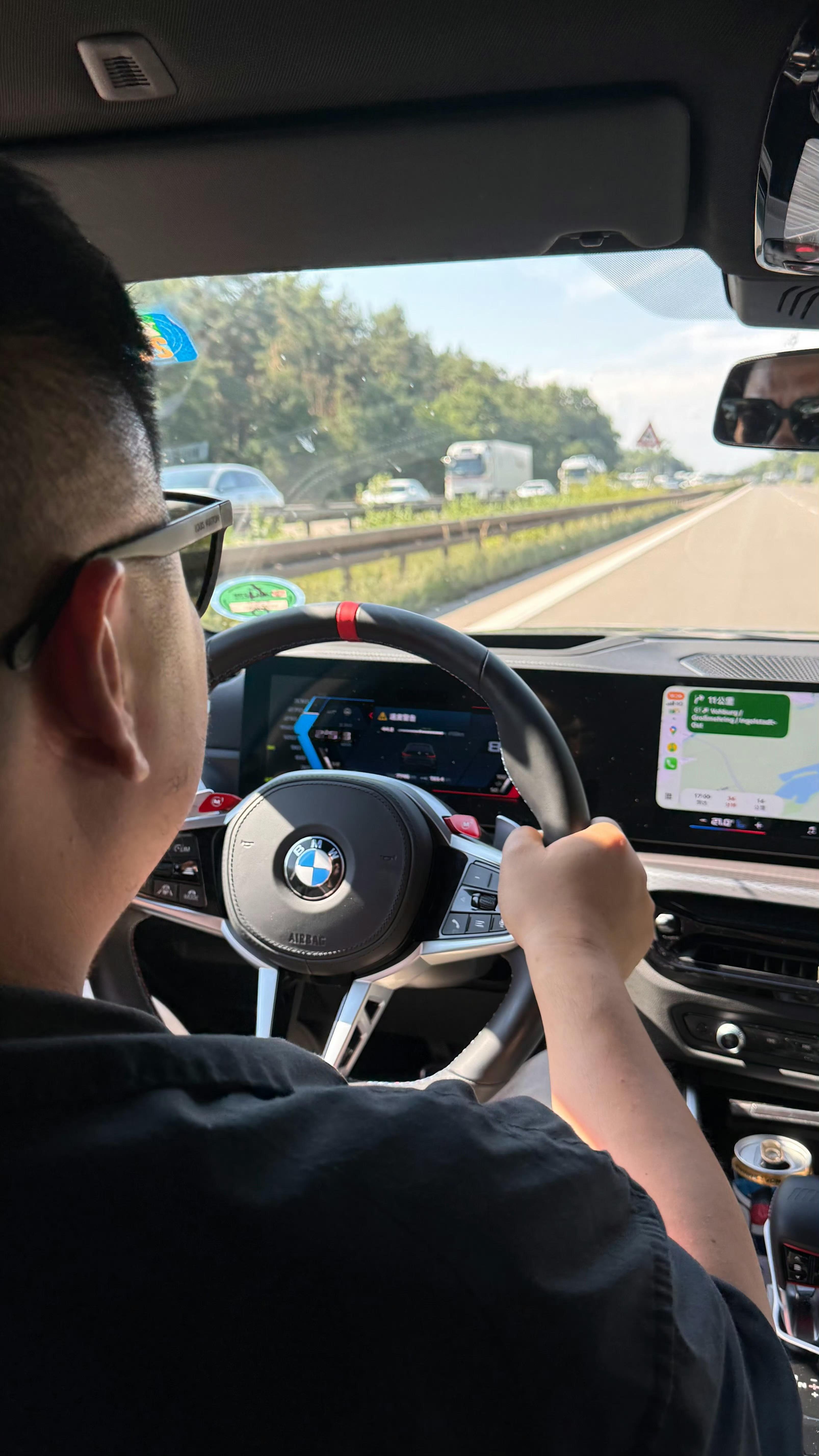 为什么你去旅游很无聊和一个对的人，开一台对的车，去一个对的地方。一点也不无聊。