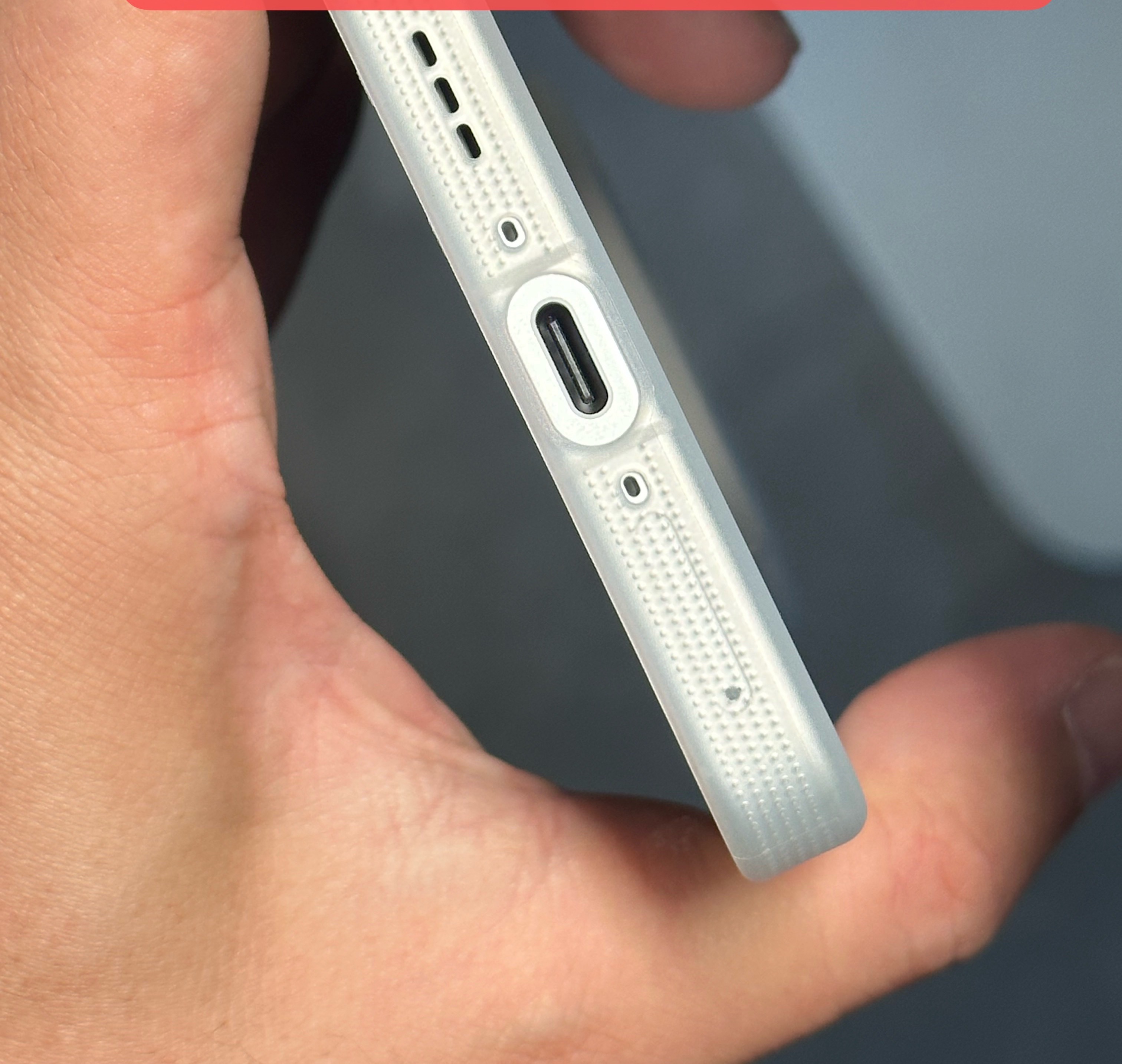 FindX9Ultra的超薄PP壳还在改模，孔位有一点点不准，给它调整一下