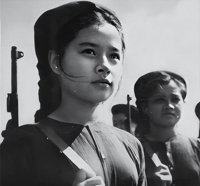 上世纪70年代，美军狙击手在640多米距离处，发现一名北越女子正蹲在灌木丛小解，