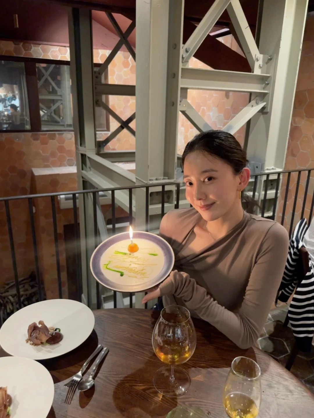 长发的朱颜曼滋才是最美的～