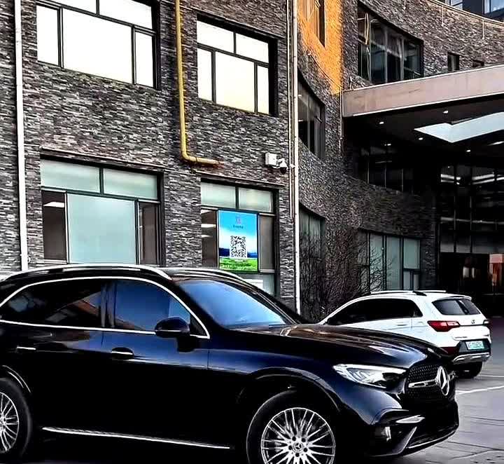 2025款奔驰GLC。万万没想到奔驰GLC在6月份也扛不住压力了，部分地区给